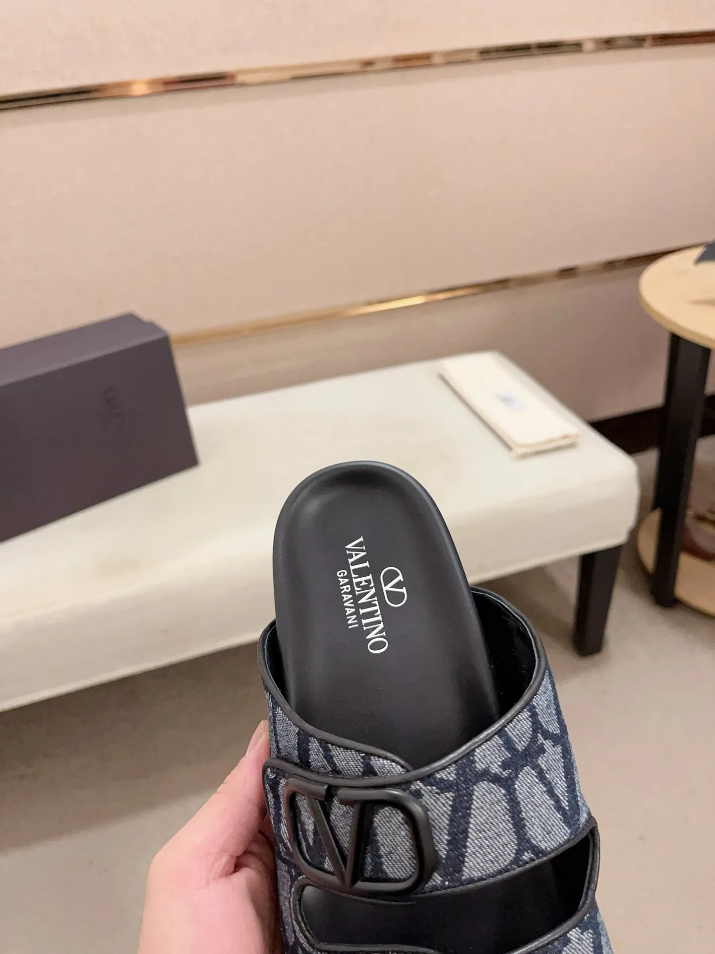 Men's shoes💰: 440💰[Valentino] New men's boutique slippers, counter quality, classic plaid, the actual workmanship is quite complex🔰The uppers are made of imported fabrics➕🐑Sheepskin lining, which tests the craftsman's craftsmanship➕original PU outsole. Size: 38-44 (45 can be customized, non-refundable)